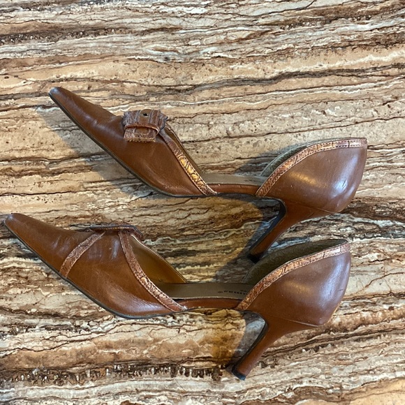 2/$25. Pierre Dumas flexibles Brown synthetic leather pumps in size 7. - Picture 6 of 9
